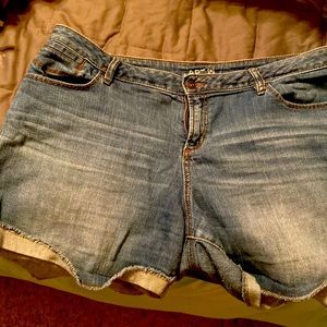 Apt 9 Jean Shorts.  Great to wear this time of year! Gently used.